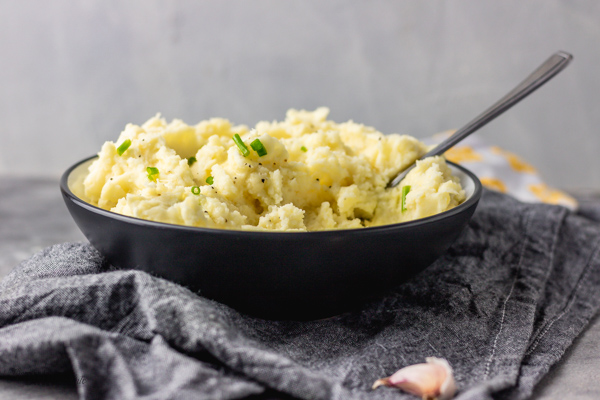 Creamy Garlic Mashed Potatoes - The Dinner Bite