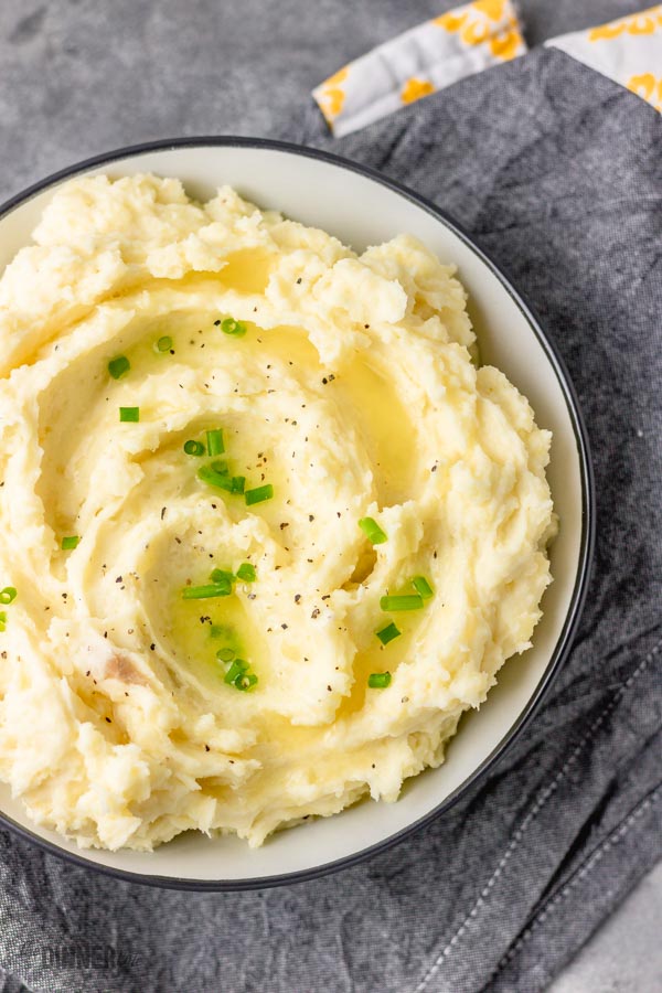 Creamy Garlic Mashed Potatoes - The Dinner Bite